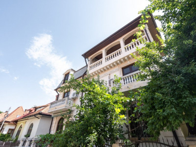 Inchiere vila superba cu terasa mare, 2 intrari si 2 bucatarii