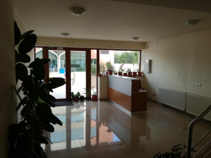 De inchiriere apartament cu 3 camere, 2 bai,  gradina, loc parcare