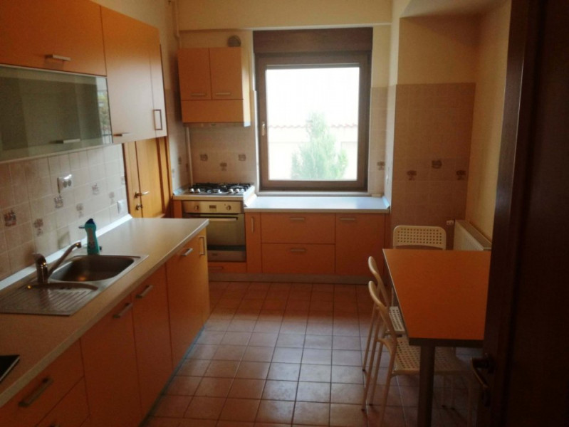 De inchiriere apartament cu 3 camere, 2 bai,  gradina, loc parcare