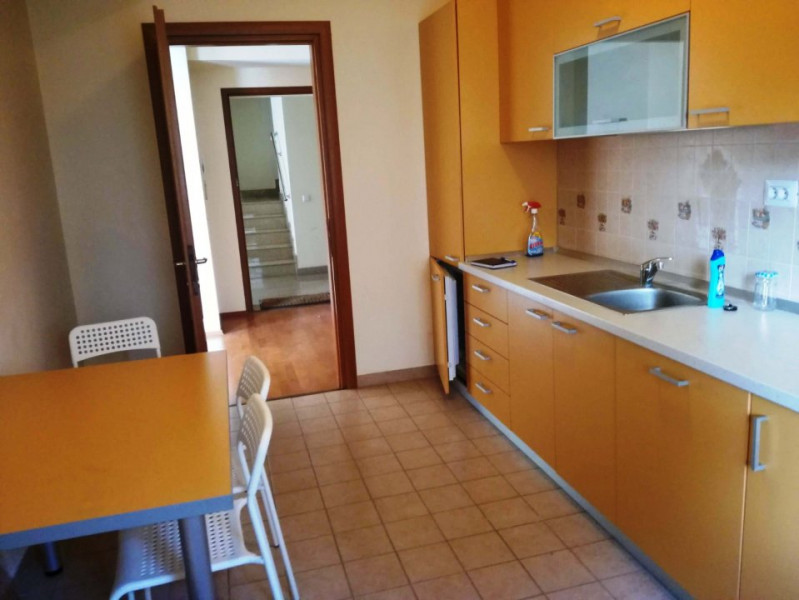 De inchiriere apartament cu 3 camere, 2 bai,  gradina, loc parcare