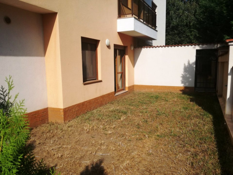 De inchiriere apartament cu 3 camere, 2 bai,  gradina, loc parcare