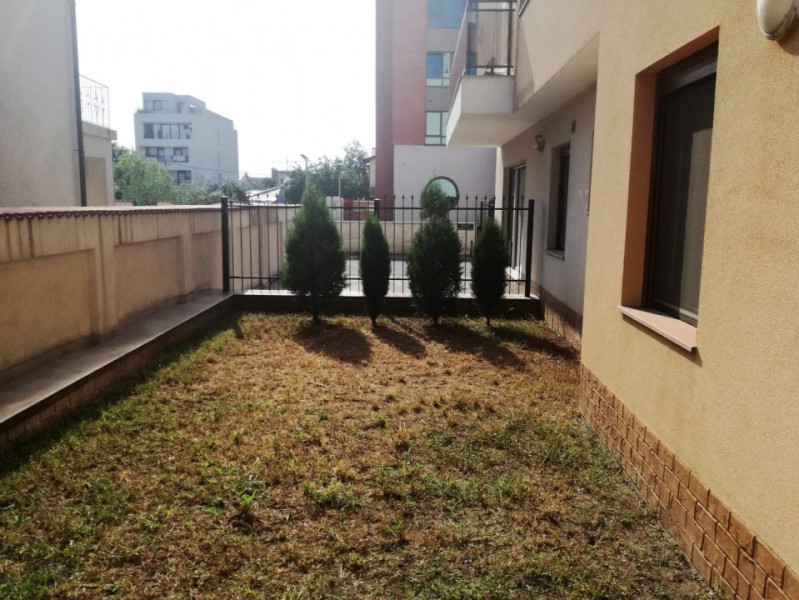 De inchiriere apartament cu 3 camere, 2 bai,  gradina, loc parcare