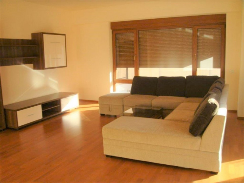 De inchiriere apartament cu 3 camere, 2 bai,  gradina, loc parcare