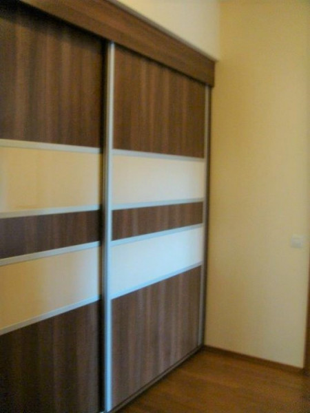 De inchiriere apartament cu 3 camere, 2 bai,  gradina, loc parcare