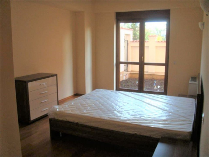 De inchiriere apartament cu 3 camere, 2 bai,  gradina, loc parcare
