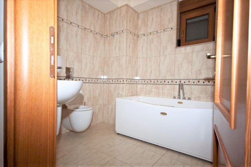 De inchiriere apartament cu 3 camere, 2 bai,  gradina, loc parcare