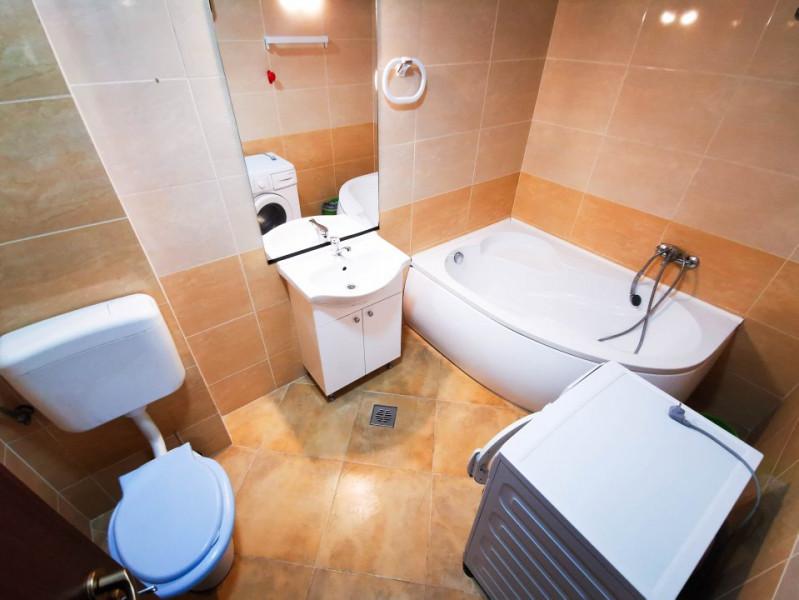 Apartament spatios si renovat de inchiriat 3 camere cu loc de parcare, Berceni 
