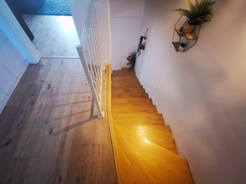 Casa superba de inchiriat 3 camere P+1 si curte, 2 locuri parcare, Tunari
