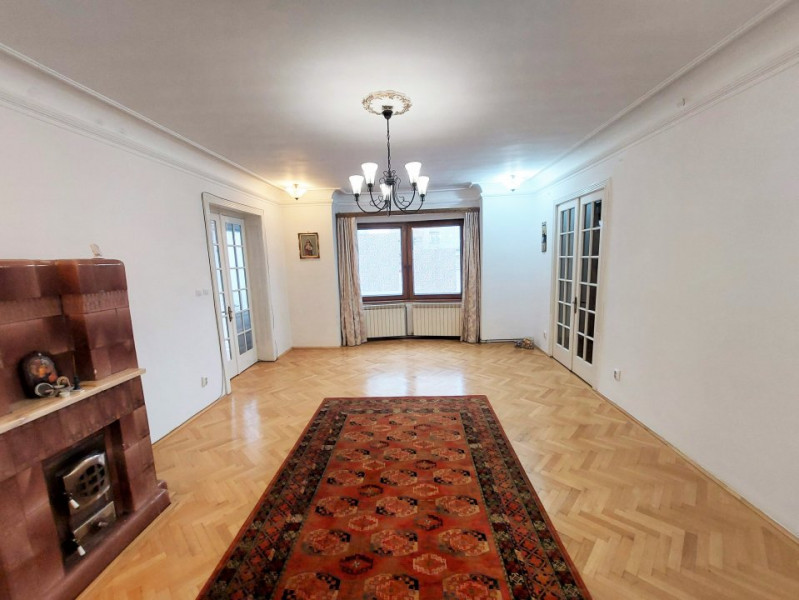 Inchiriere apartament 4 camere in vila, curte si parcare, ultracentral Unirii