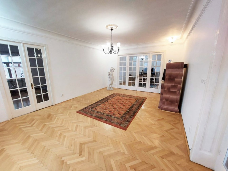 Inchiriere apartament 4 camere in vila, curte si parcare, ultracentral Unirii
