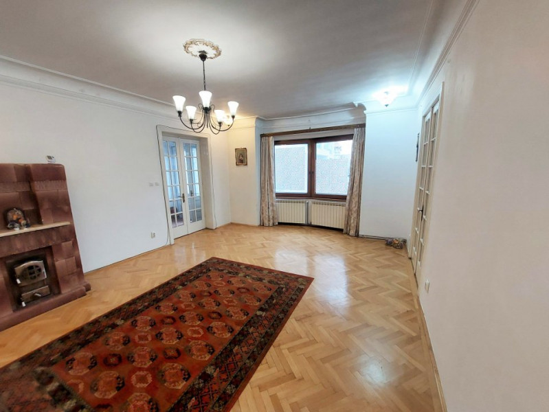 Inchiriere apartament 4 camere in vila, curte si parcare, ultracentral Unirii