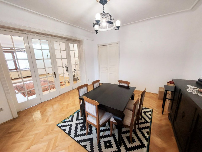 Inchiriere apartament 4 camere in vila, curte si parcare, ultracentral Unirii