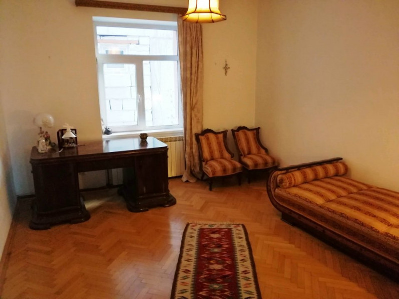Inchiriere apartament 4 camere in vila, curte si parcare, ultracentral Unirii