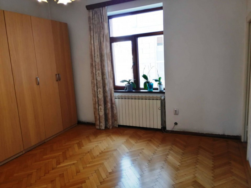 Inchiriere apartament 4 camere in vila, curte si parcare, ultracentral Unirii