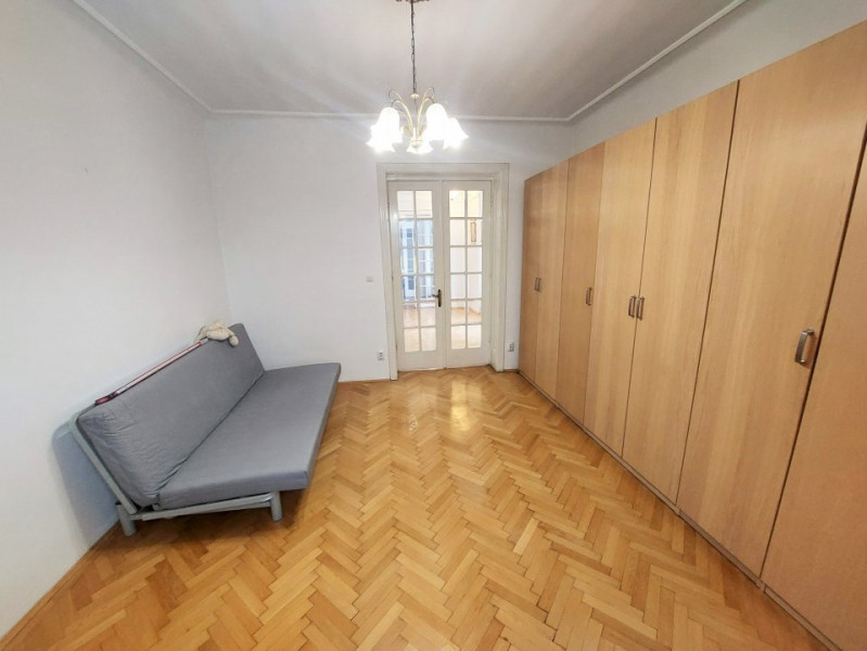 Inchiriere apartament 4 camere in vila, curte si parcare, ultracentral Unirii