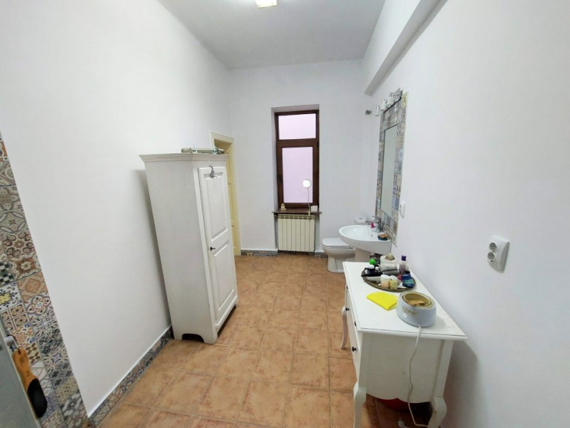 Inchiriere apartament 4 camere in vila, curte si parcare, ultracentral Unirii