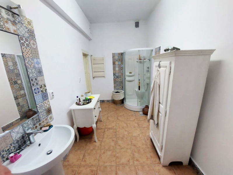 Inchiriere apartament 4 camere in vila, curte si parcare, ultracentral Unirii