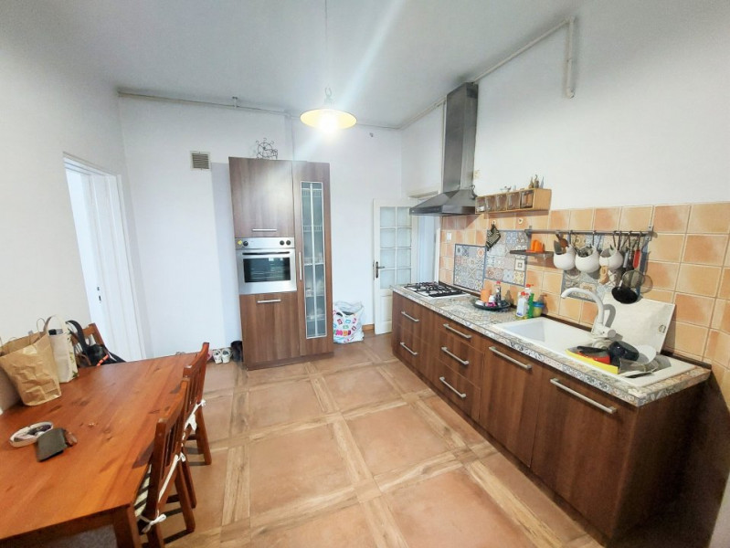 Inchiriere apartament 4 camere in vila, curte si parcare, ultracentral Unirii