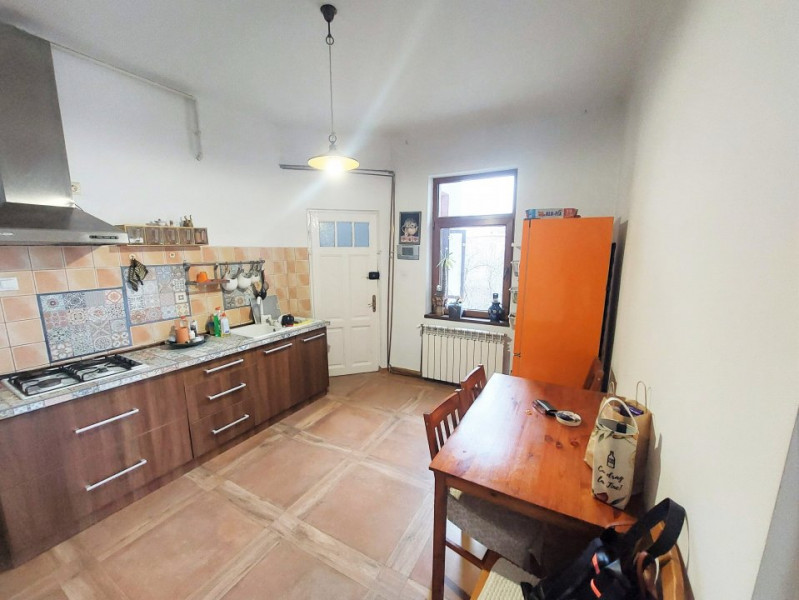 Inchiriere apartament 4 camere in vila, curte si parcare, ultracentral Unirii