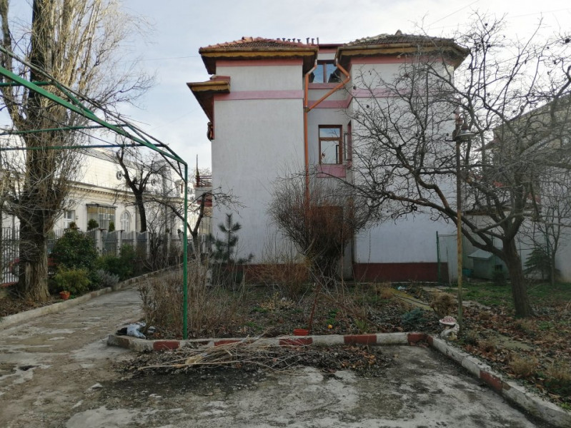 Inchiriere apartament 4 camere in vila, curte si parcare, ultracentral Unirii
