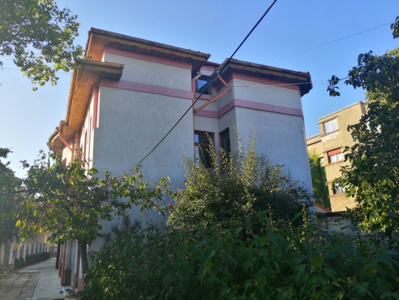 Inchiriere apartament 4 camere in vila, curte si parcare, ultracentral Unirii