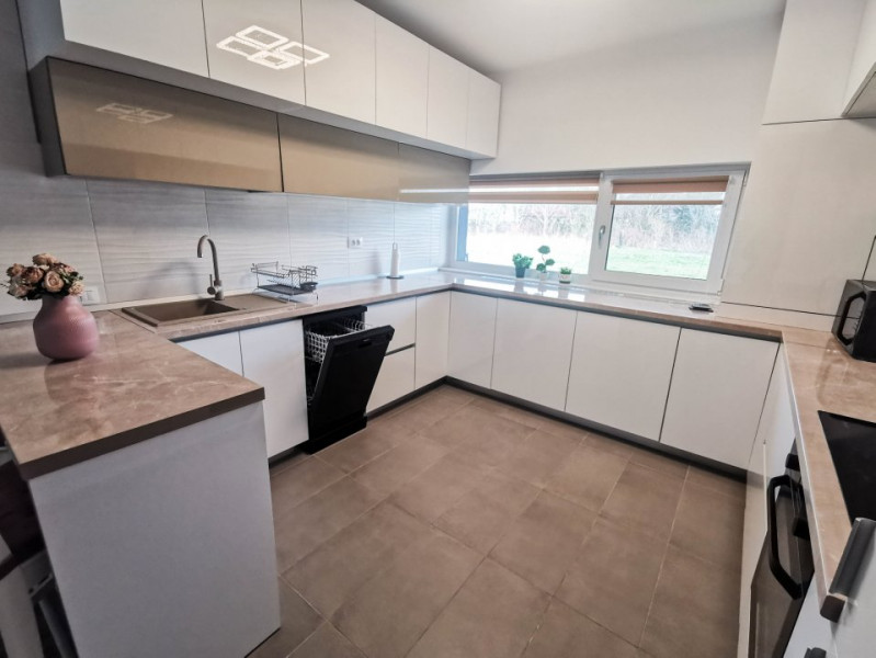 Refugiul Modern: Casa eleganta pentru inchiriere, zona rezidentiala linistita