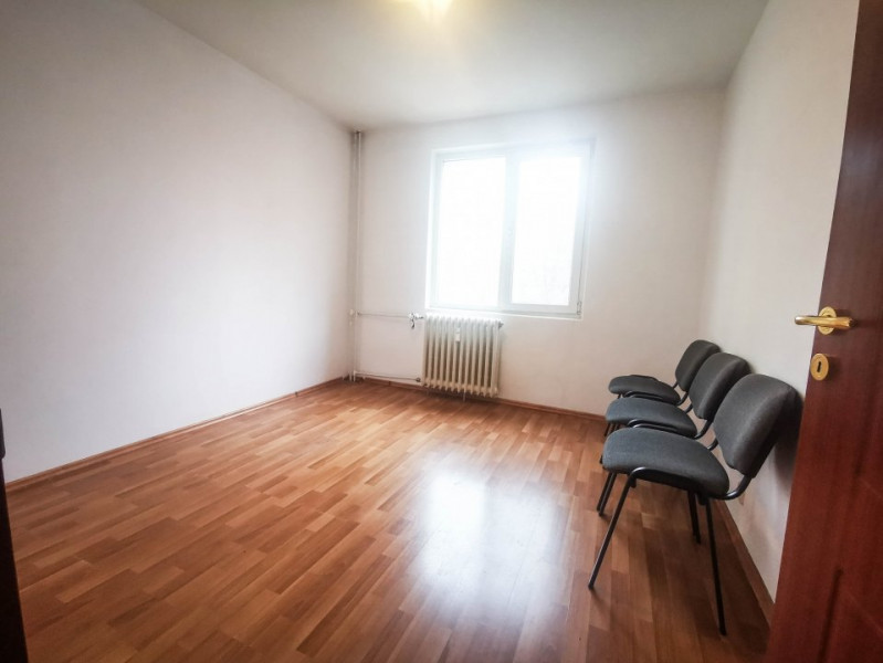 Cu un avantaj strategic, acest apartament nemobilat si neutilat de 4 camere, se 