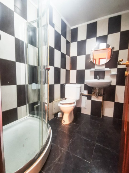 Cu un avantaj strategic, acest apartament nemobilat si neutilat de 4 camere, se 