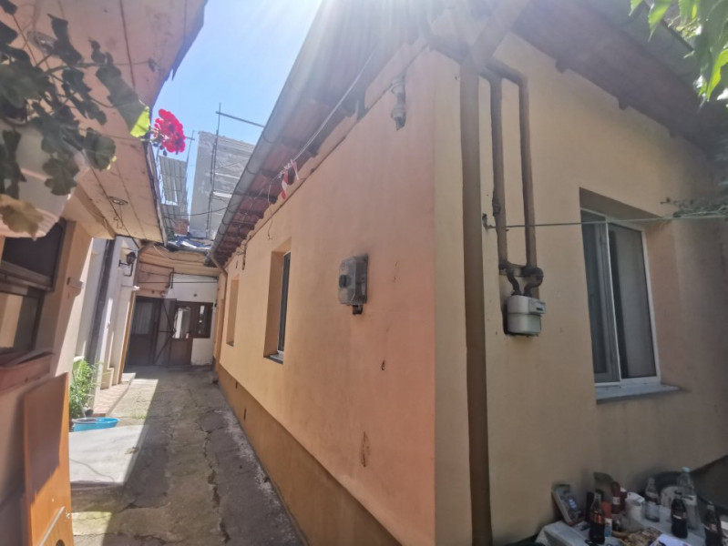 Casa de vanzare, 2 corpuri si garaj, curte comuna, zona Turda