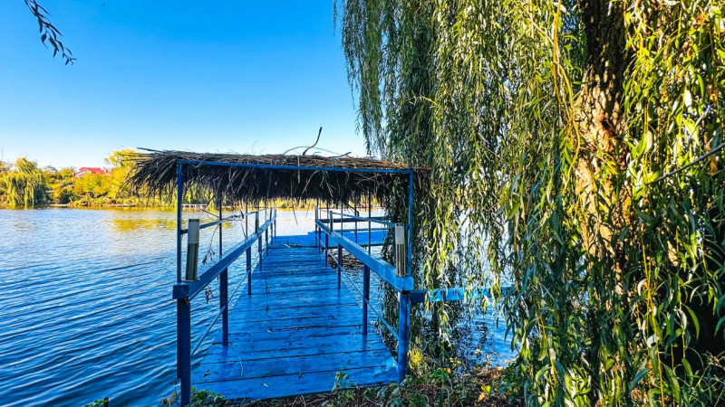 Casa DE POVESTE in Balotesti, acces privat la lac si ponton propriu, 6300 mp