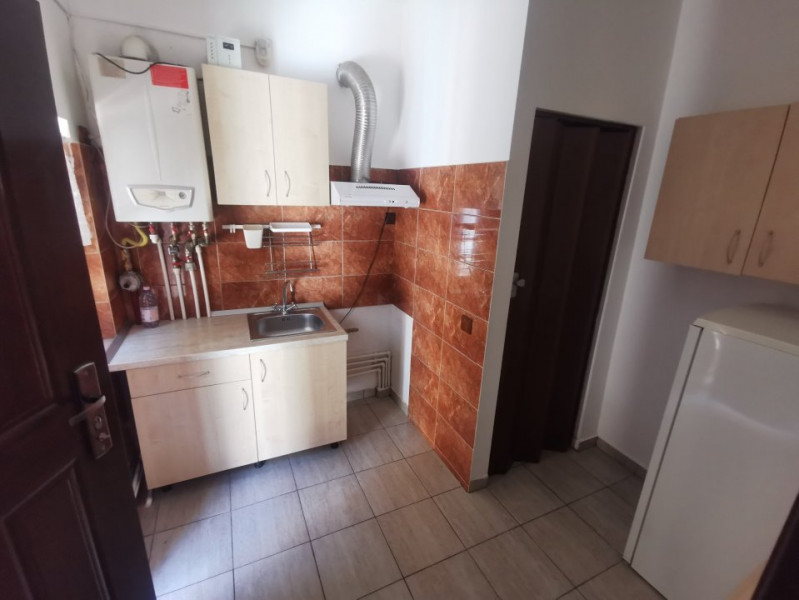 Casa de vanzare, 2 corpuri si garaj, curte comuna, zona Turda