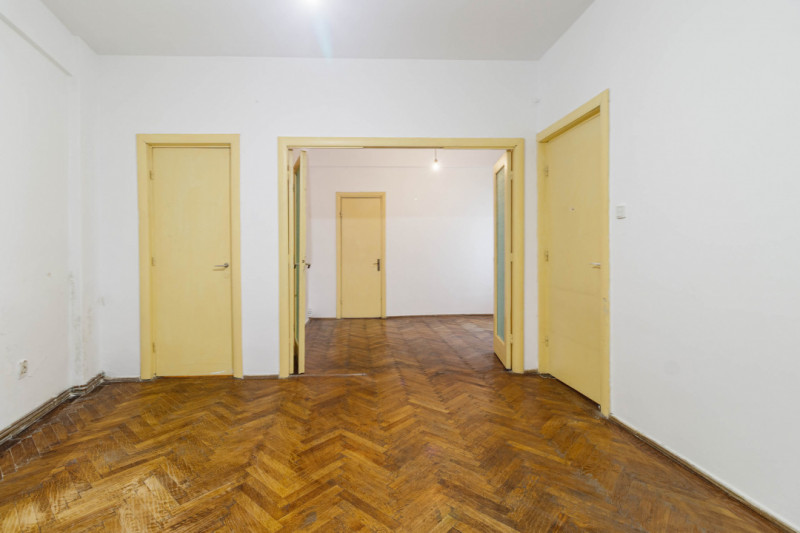 2 camere de vânzare cu potențial–Calea Victoriei, parter înalt, curte interioara