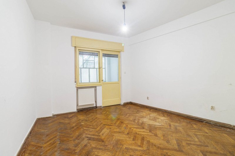 2 camere de vânzare cu potențial–Calea Victoriei, parter înalt, curte interioara