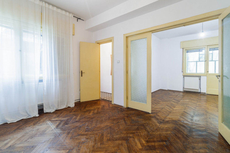 2 camere de vânzare cu potențial–Calea Victoriei, parter înalt, curte interioara