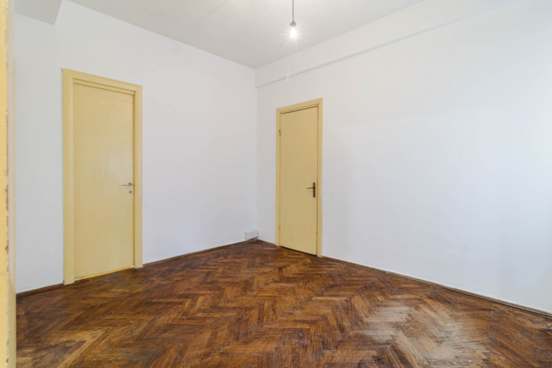 2 camere de vânzare cu potențial–Calea Victoriei, parter înalt, curte interioara