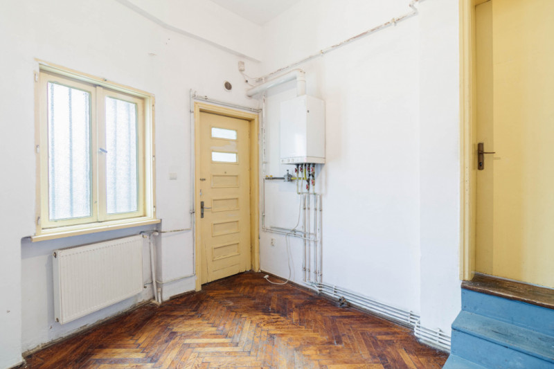 2 camere de vânzare cu potențial–Calea Victoriei, parter înalt, curte interioara