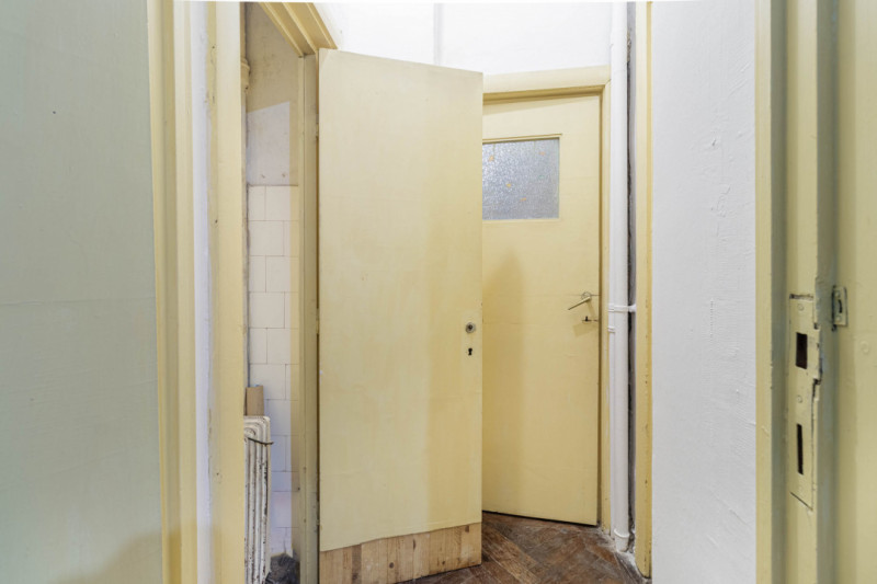 2 camere de vânzare cu potențial–Calea Victoriei, parter înalt, curte interioara