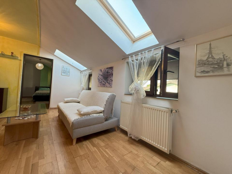 2 camere tip mansardă lângă Parcul Carol, multa lumină naturală, curte comuna