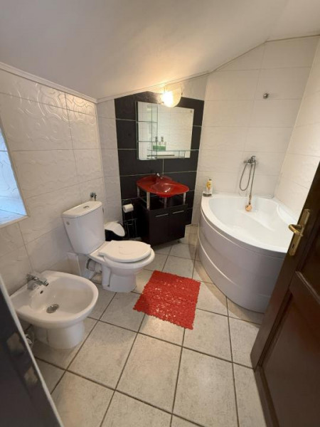 2 camere tip mansardă lângă Parcul Carol, multa lumină naturală, curte comuna