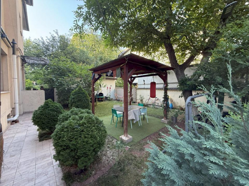 2 camere tip mansardă lângă Parcul Carol, multa lumină naturală, curte comuna