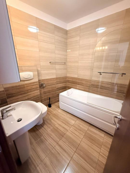 3 camere Central | 2 băi | Parcare | Semimobilat modern | Bloc 2014 | Liniște