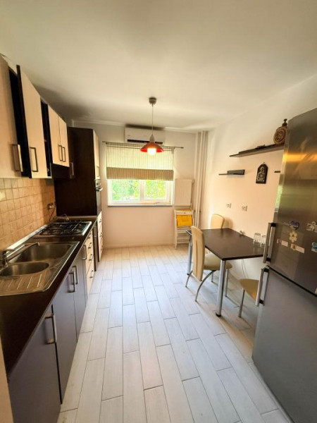 3 camere de inchiriat | Decomandat | Luminos | 2 băi | Vitan