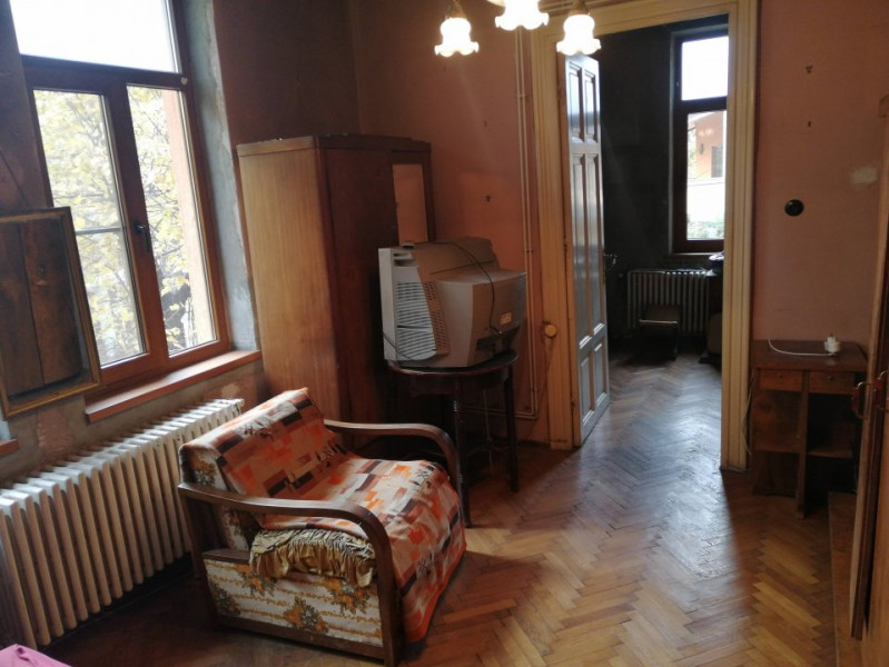 Vanzare apartament in vila, garaj si curte proprie, zona Iancului